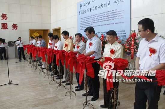 图为新浪河北首届首届著名书画家作品邀请展剪彩仪式